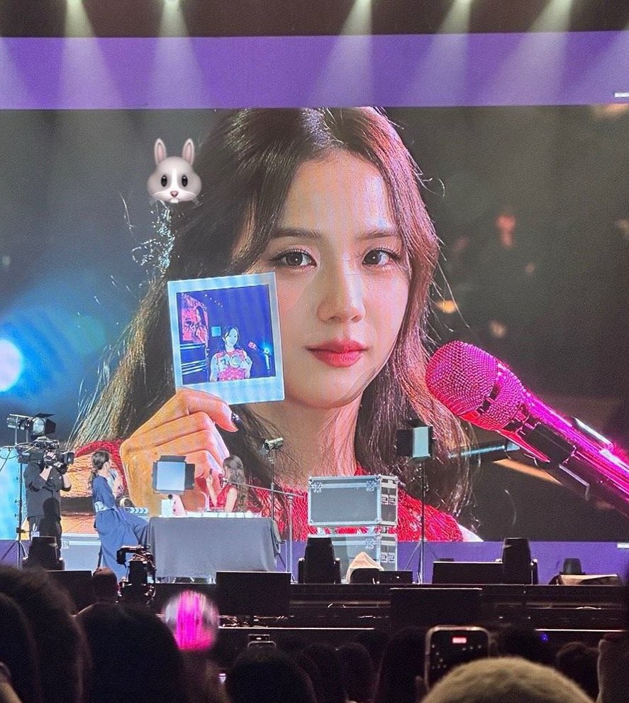 Jisoo在長時間的舞台表演中也能保持完美的唇妝效果