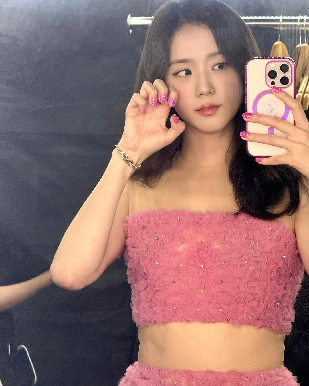 水潤的光澤感更能為雙唇帶來飽滿Q彈的視覺效果