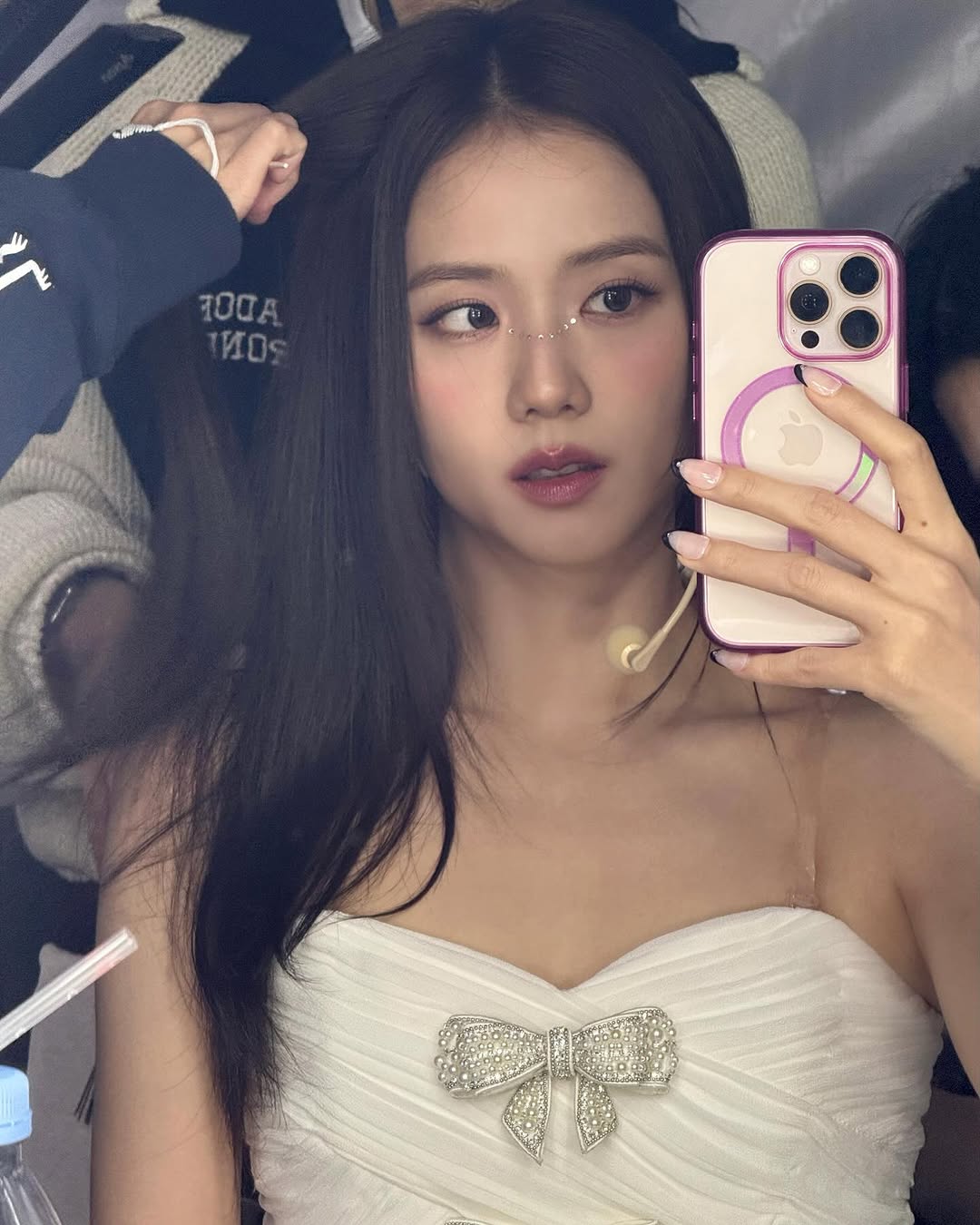 在Jisoo的演唱會妝容中,最能瞬間吸引目光的莫過於臉上精心點綴的亮片元素