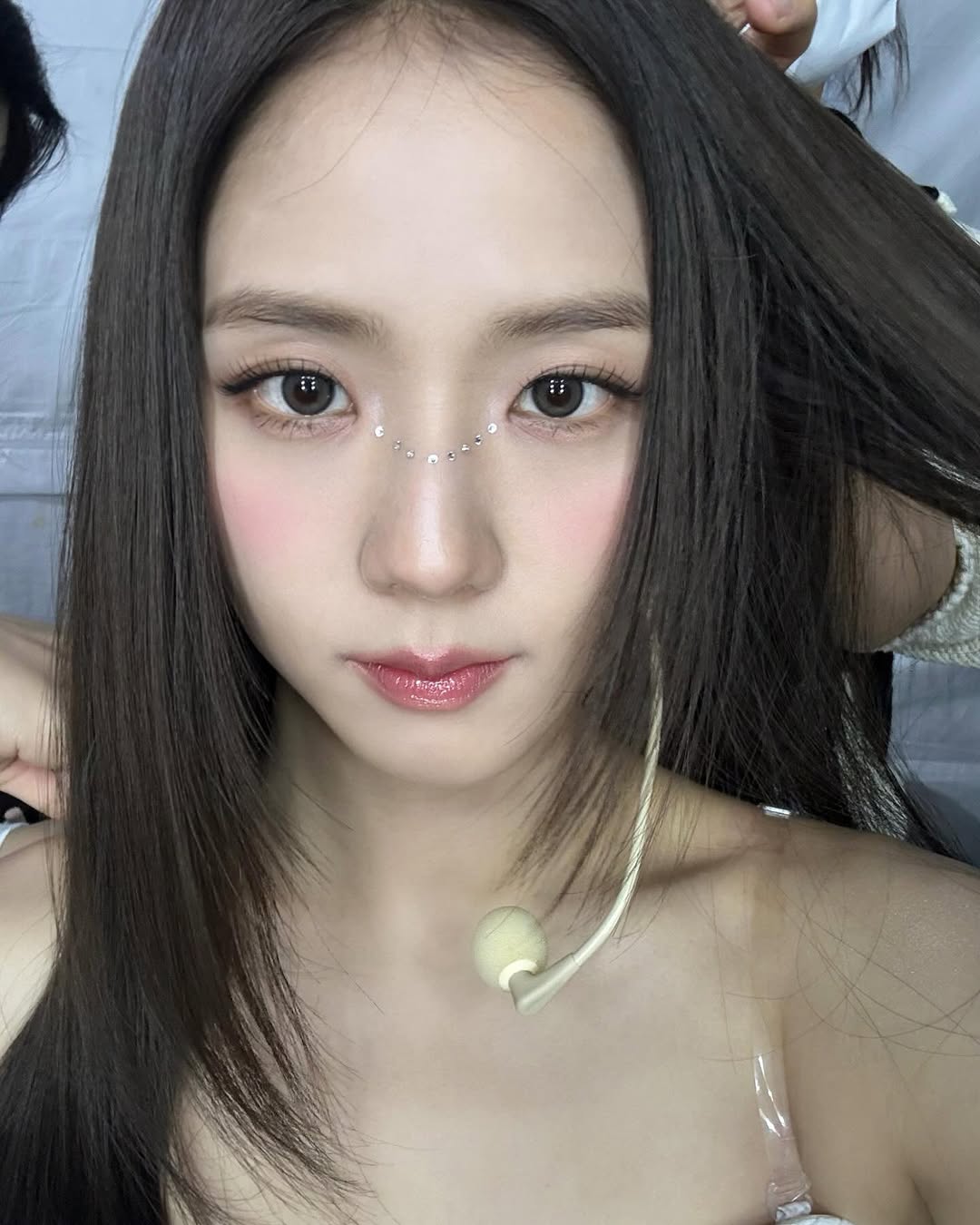 恰到好處地提升了妝容的精緻度和舞台效果