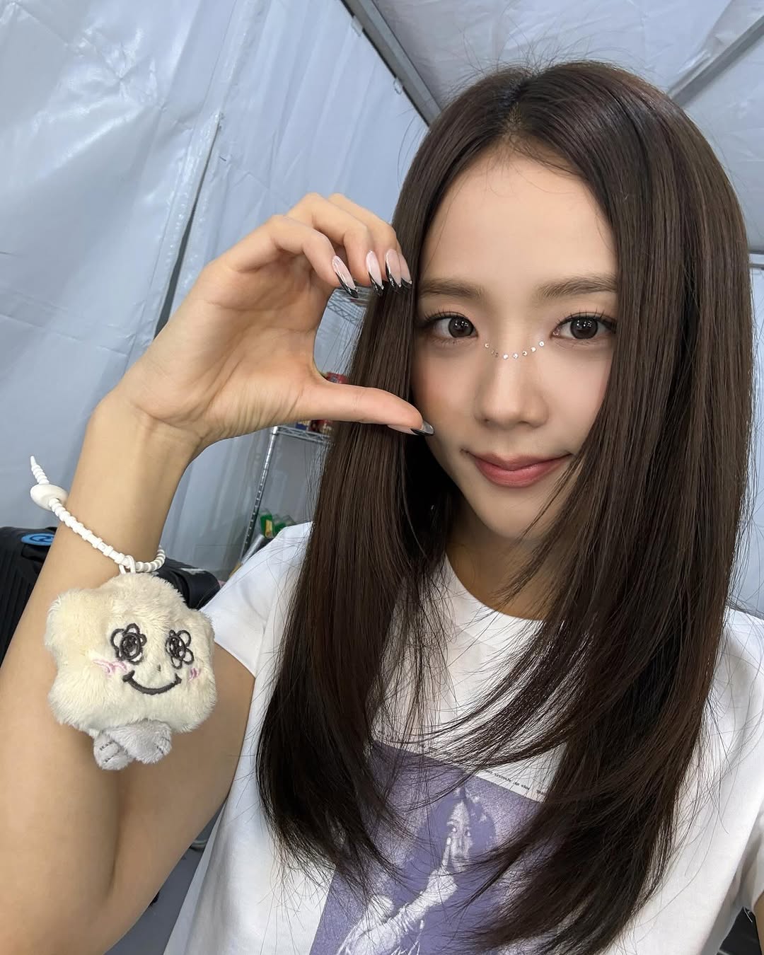 她並非大面積鋪灑,而是巧妙地將細緻的水鑽亮片點綴在鼻梁中央