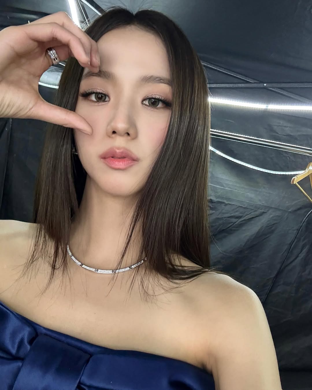 Jisoo的眼妝也經常以柔和的小煙燻風格呈現