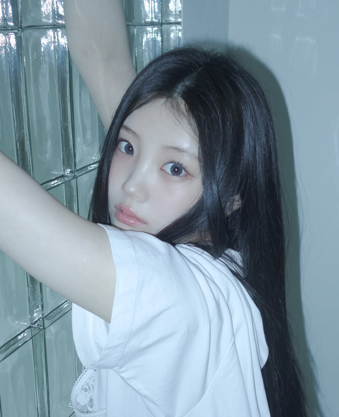 她的造型和妝容經常圍繞著粉嫩、柔和的色系