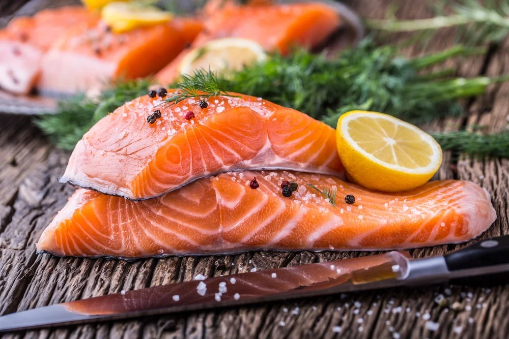 三文魚、鯖魚和秋刀魚等魚類富含Omega-3脂肪酸(EPA和DHA),能保持皮膚水潤彈性,改善乾燥和發炎。