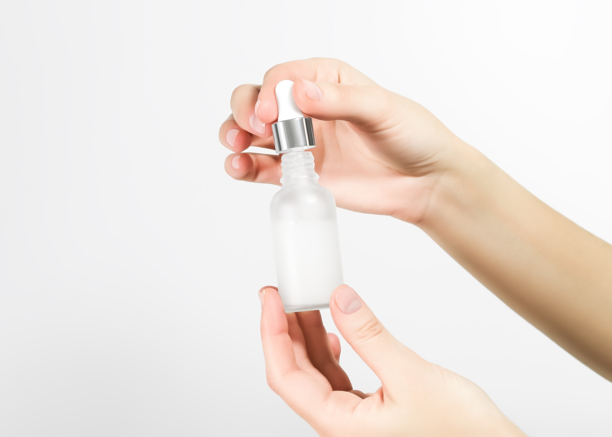 挑選美白精華時,一定要查看產品成分,並根據自己的膚質選擇質地。