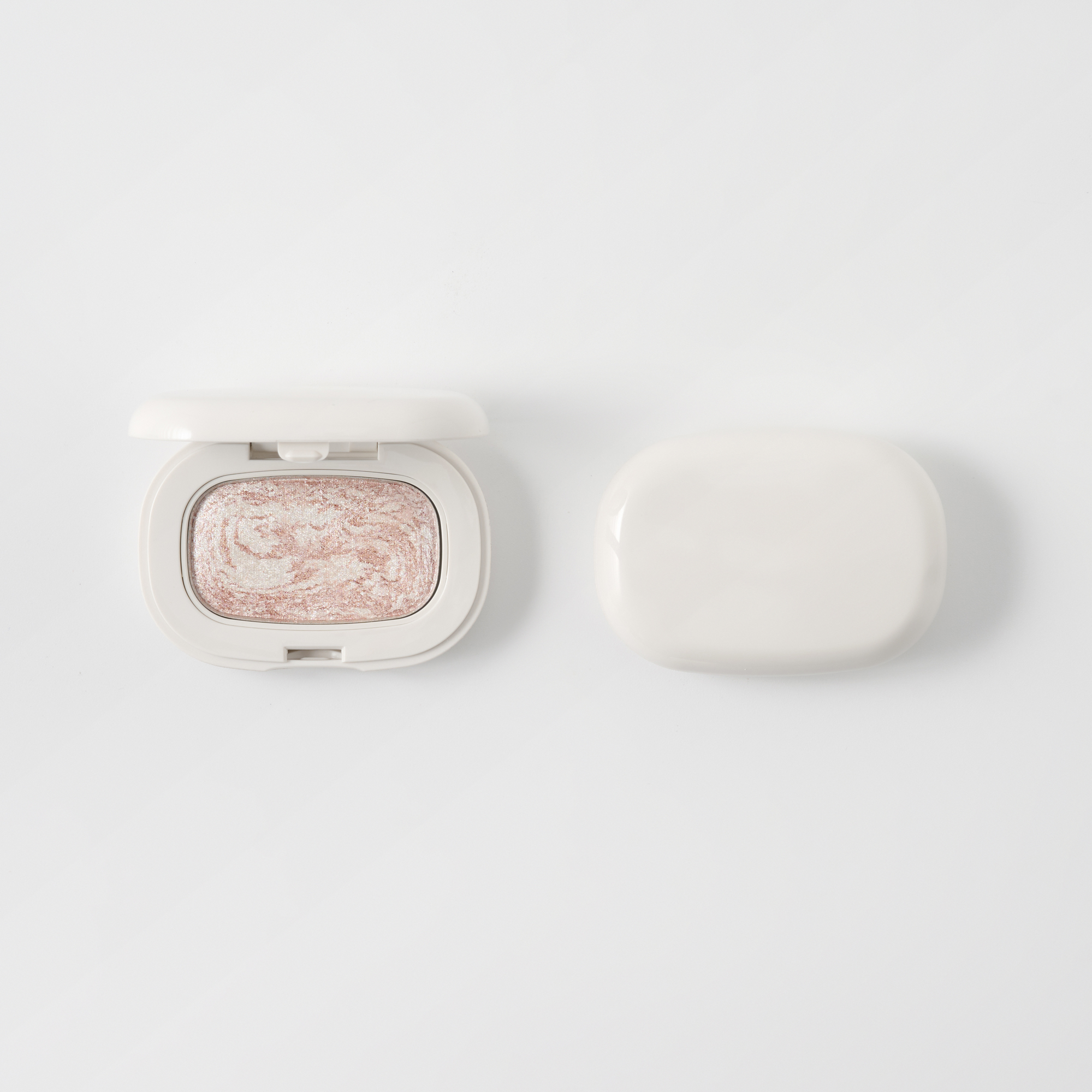 無印良品的大理石高光盤,細緻的珠光能為肌膚帶來自然透亮的光澤