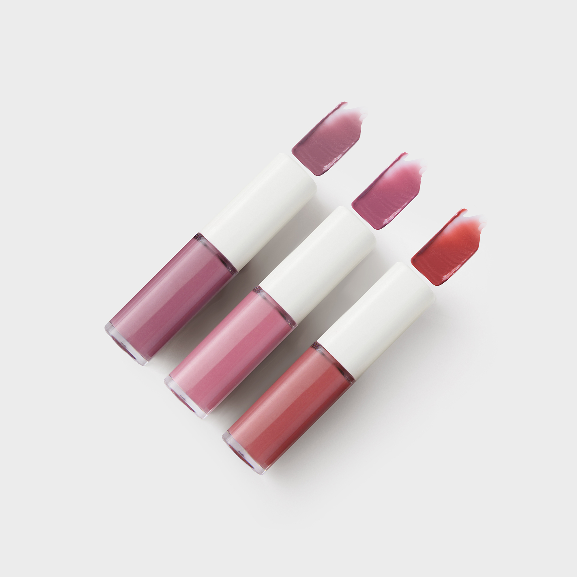 無印良品推出的春夏限定水光唇釉,以其水潤透亮的質地和飽滿的色彩,一抹就能打造嘟嘟翹唇