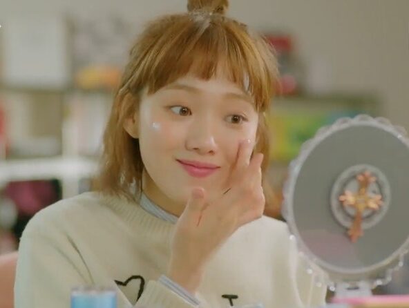 一般建議每日早晚各使用一次面霜,養成良好的保濕習慣。