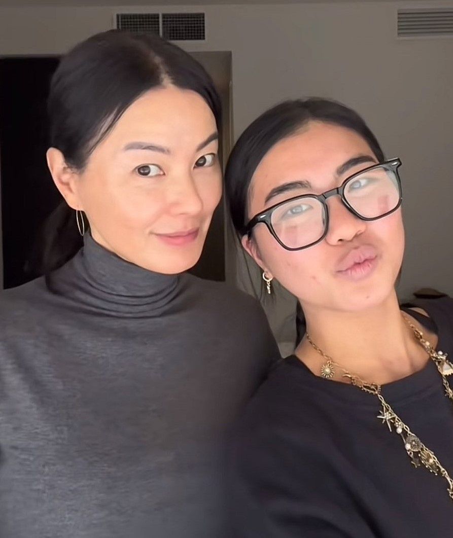 58歲江角真紀子與女兒TikTok同框露出逆齡美肌,引爆網絡熱議!