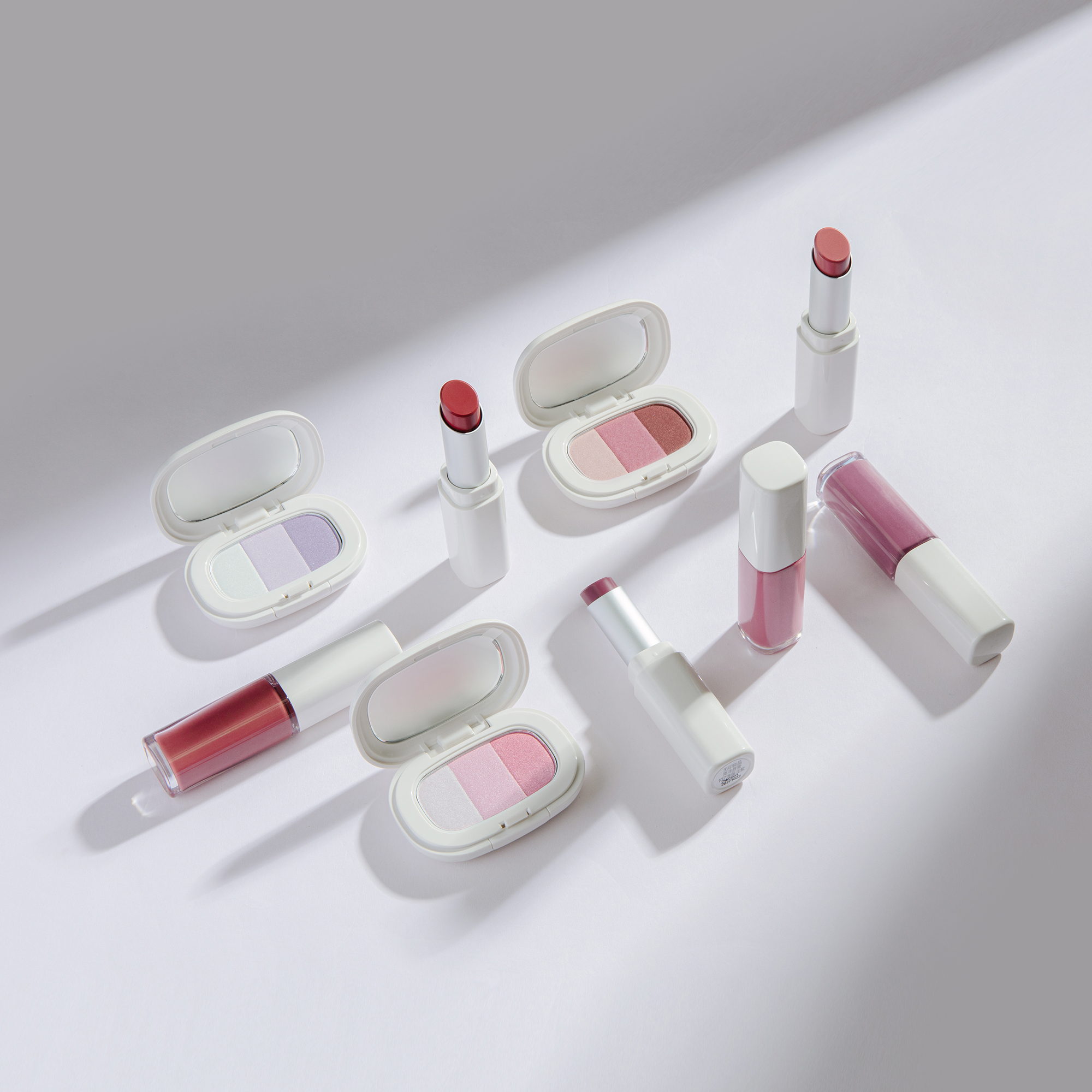 如果你偏愛更溫柔、日常的唇妝,那麼春夏限定亮澤唇膏會是你的好選擇