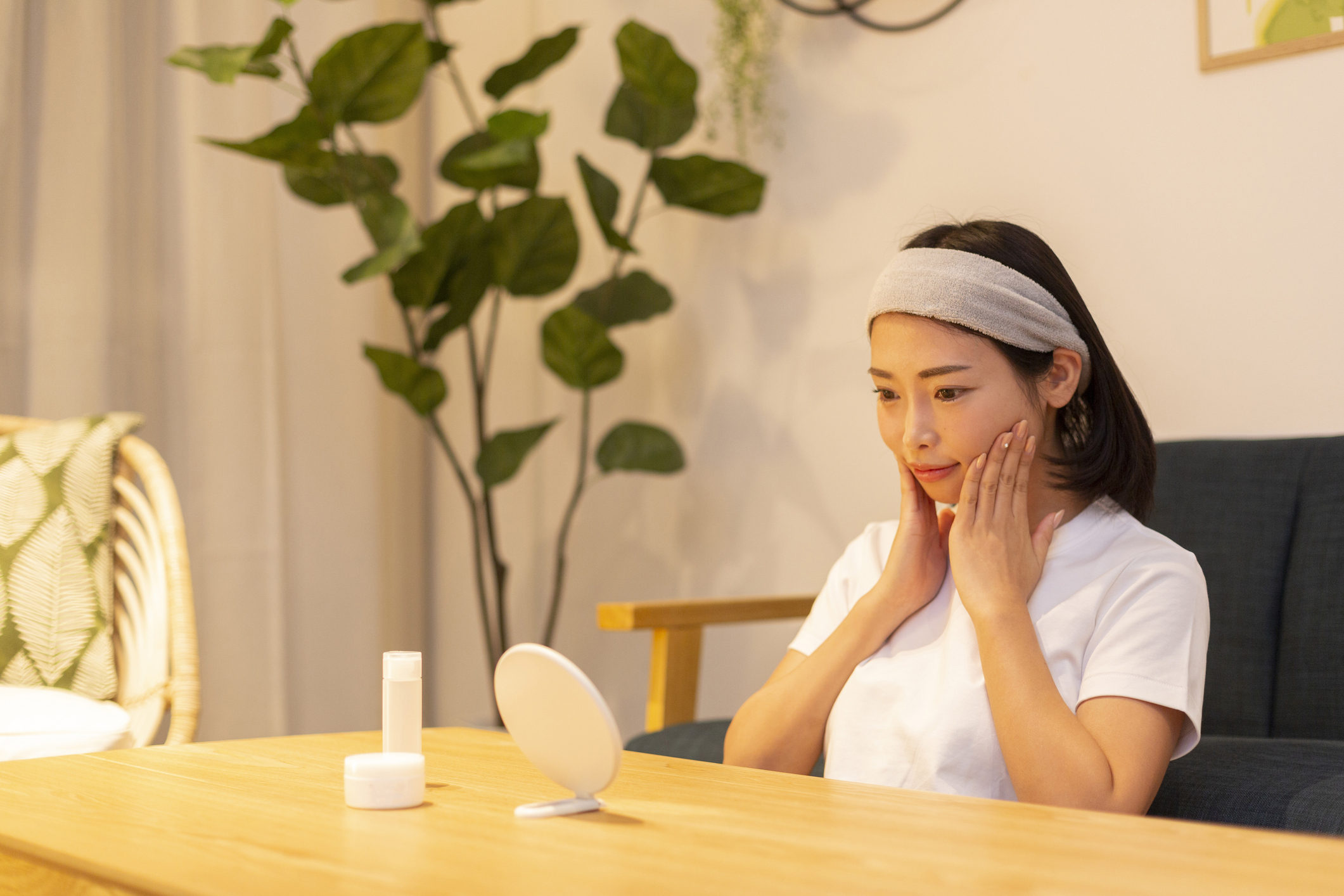 一般情況下,塗完面霜就完成了基本護膚。如果需要額外加強,可每週2 - 3次在面霜後敷免洗睡眠面膜。