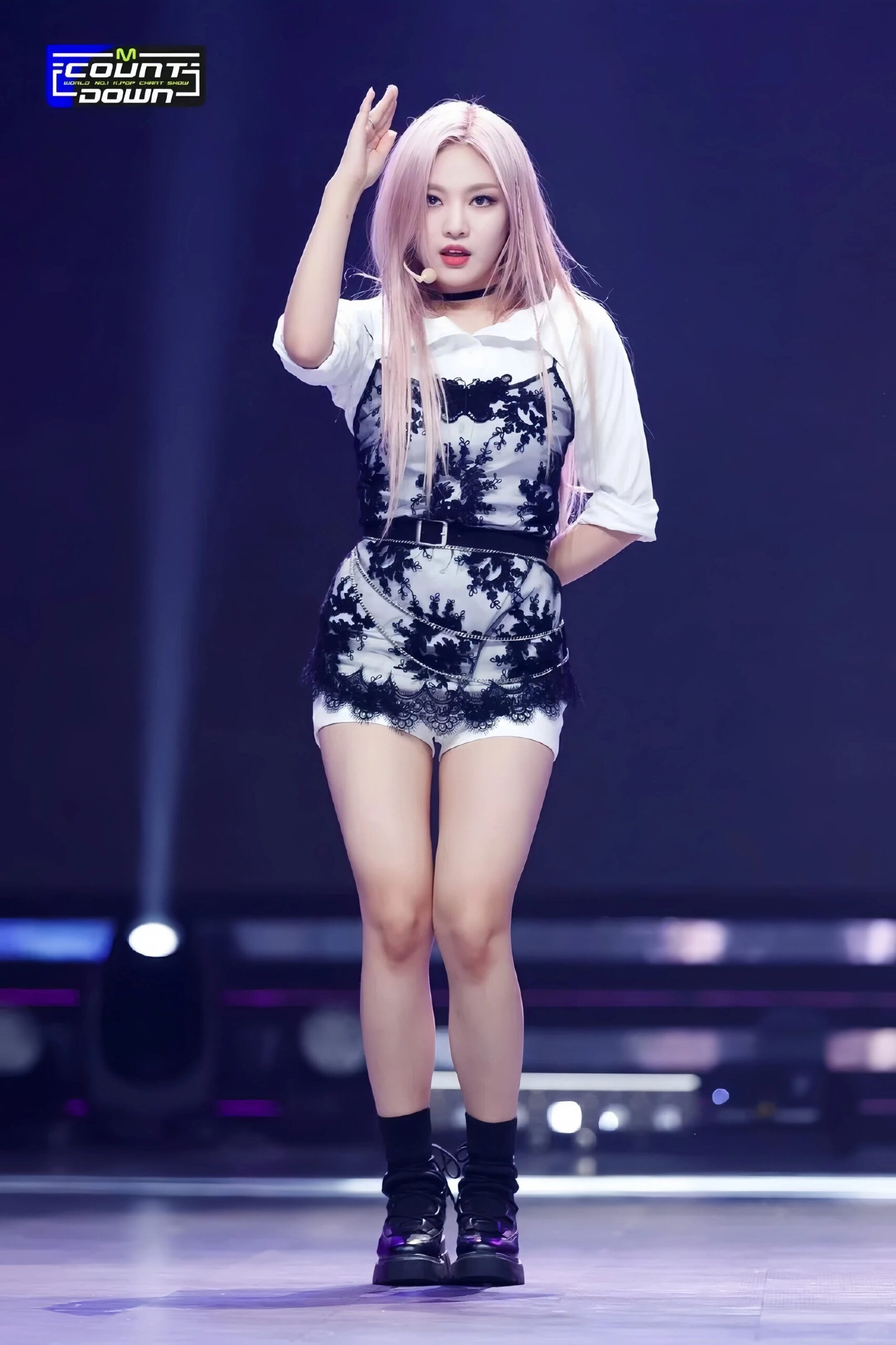 早期寧藝卓的舞台造型。