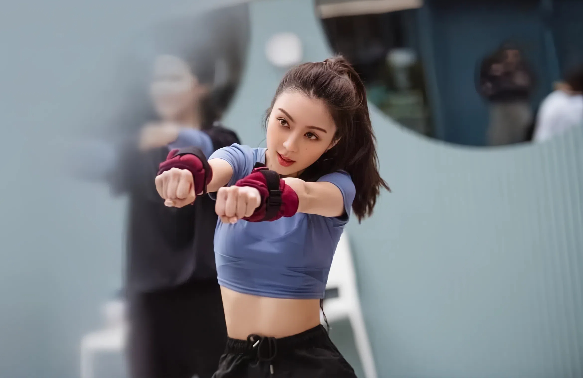 選擇泰拳、詠春、羽毛球、普拉提、瑜伽等運動，保持日常訓練。