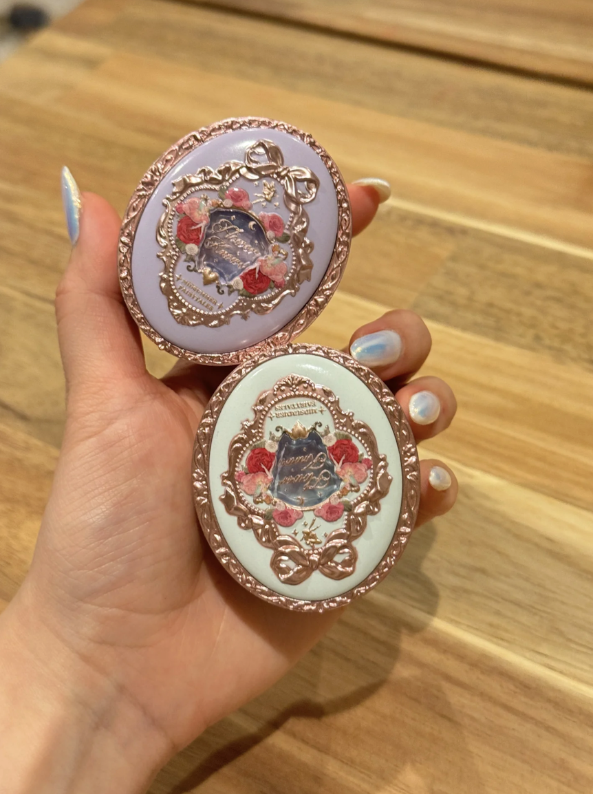 這款迷你胭脂收納盒扭蛋，同樣延續了品牌一貫的浪漫風格