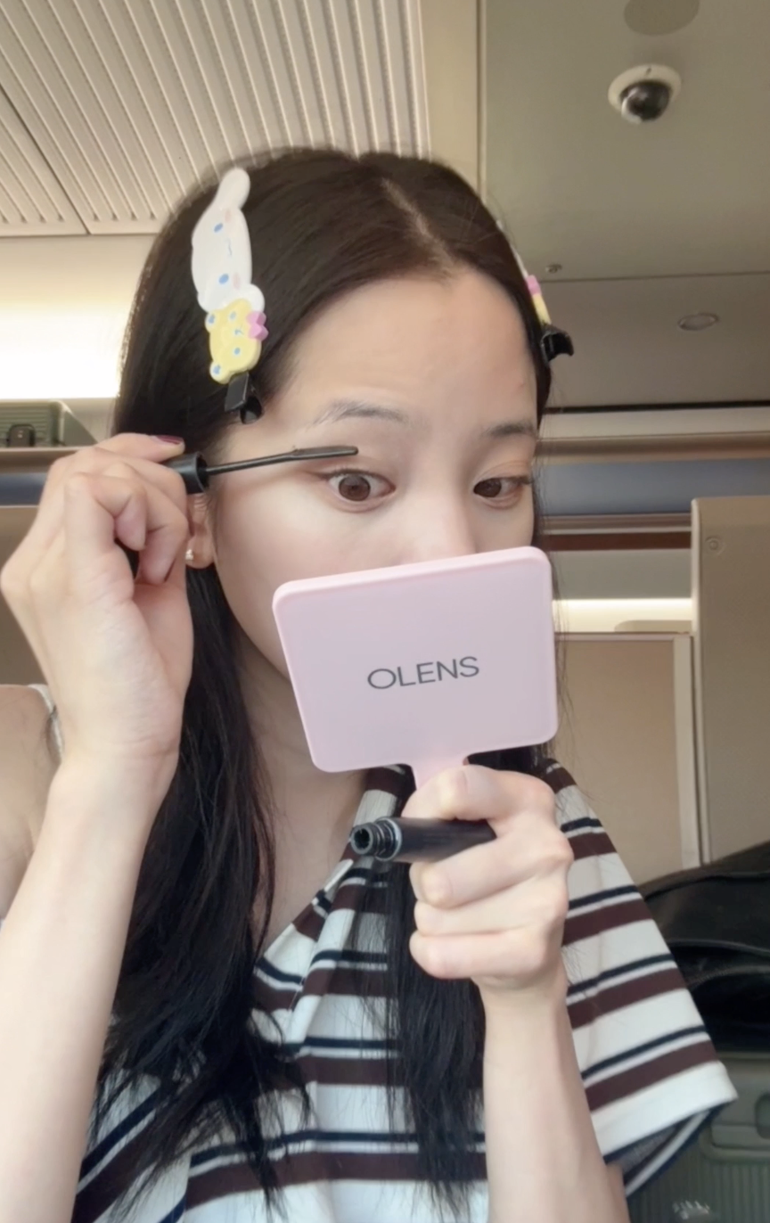 ettusais艾杜紗睫毛底膏在刷睫毛膏前使用，能讓睫毛更纖長、更捲翹