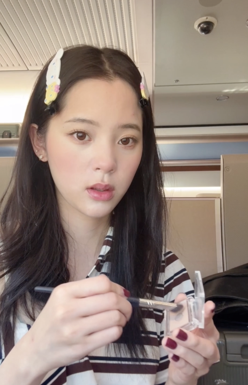 歐陽娜娜在這裡使用淺棕色的bbia胭脂當作鼻影修容