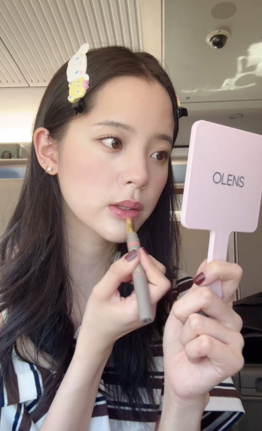 OUTOFOFFICE的雙頭唇線筆有粗細兩頭，可以描繪精緻唇線