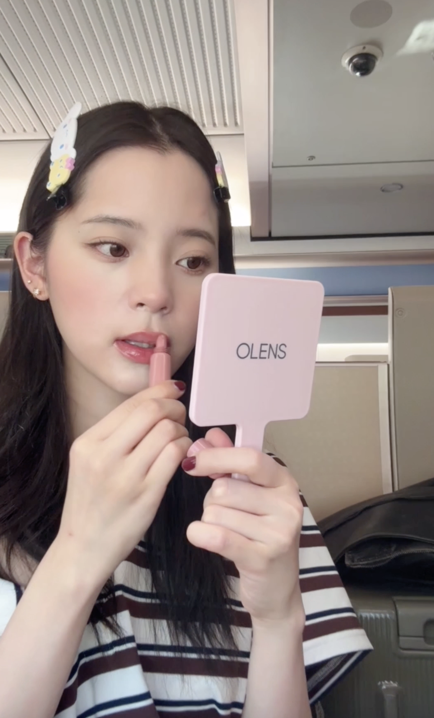 Hailey Bieber自創品牌rhode的有色潤唇膏，滋潤雙唇的同時帶有自然的紅潤感