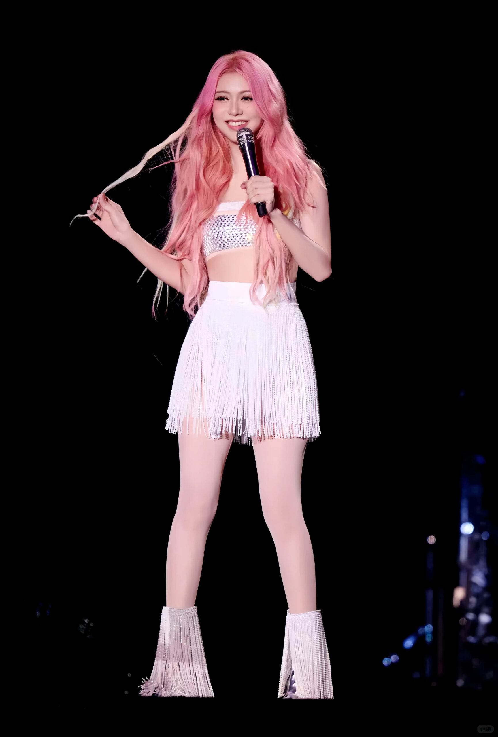 粉紅色頭髮充滿少女感，身形Fit爆！完美駕馭各款造型。