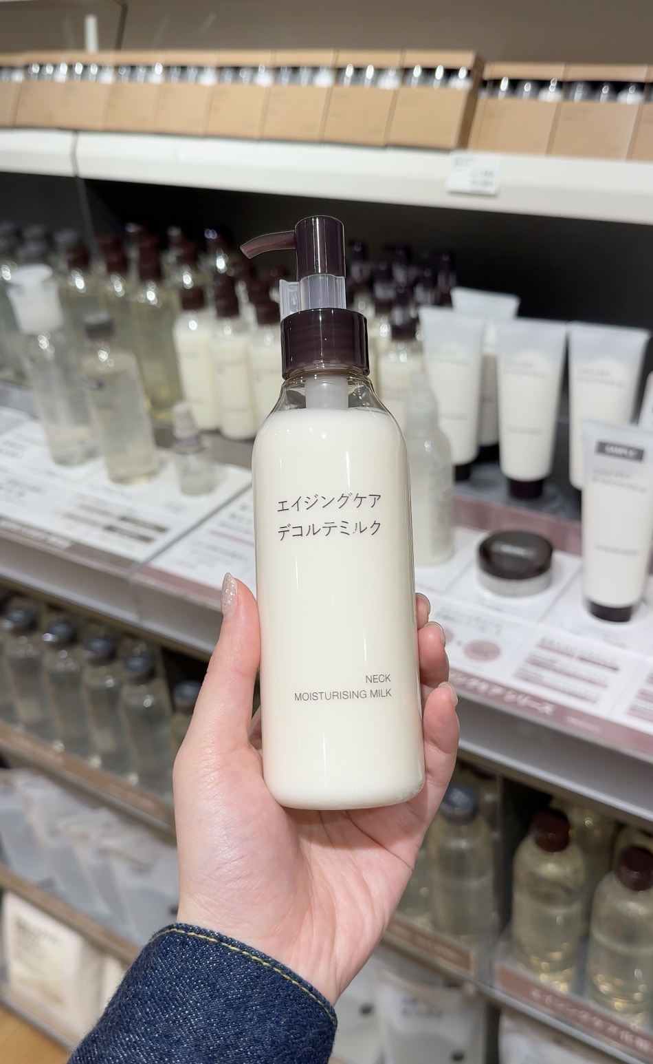 這支水凝保濕頸部護理乳液在香港只需要HK$158/200ml。