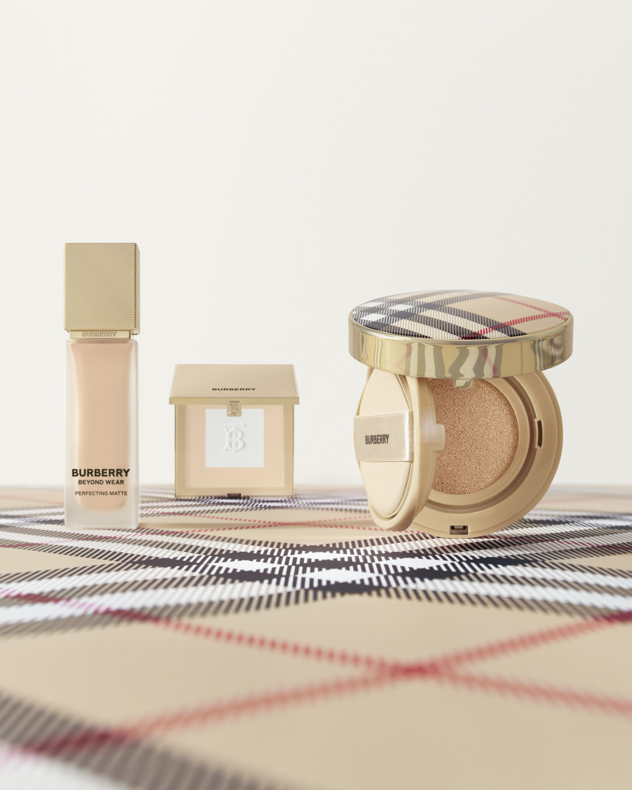 Burberry粉底一向被評為好用粉底,柔焦妝感、超輕盈質感加上一流的持妝力,被無數女生大讚追捧。