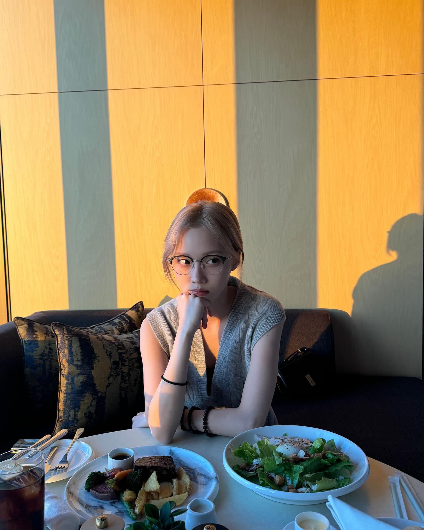 可以考慮將晚餐時間提前，並將隔天的第一餐稍微延後