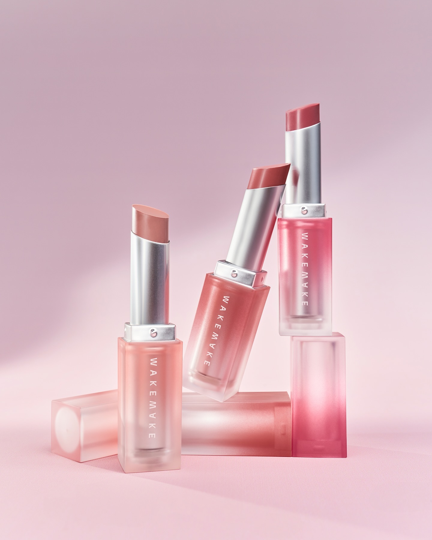 wakemake啞光唇膏非常輕透絲滑，顏色也都很日常