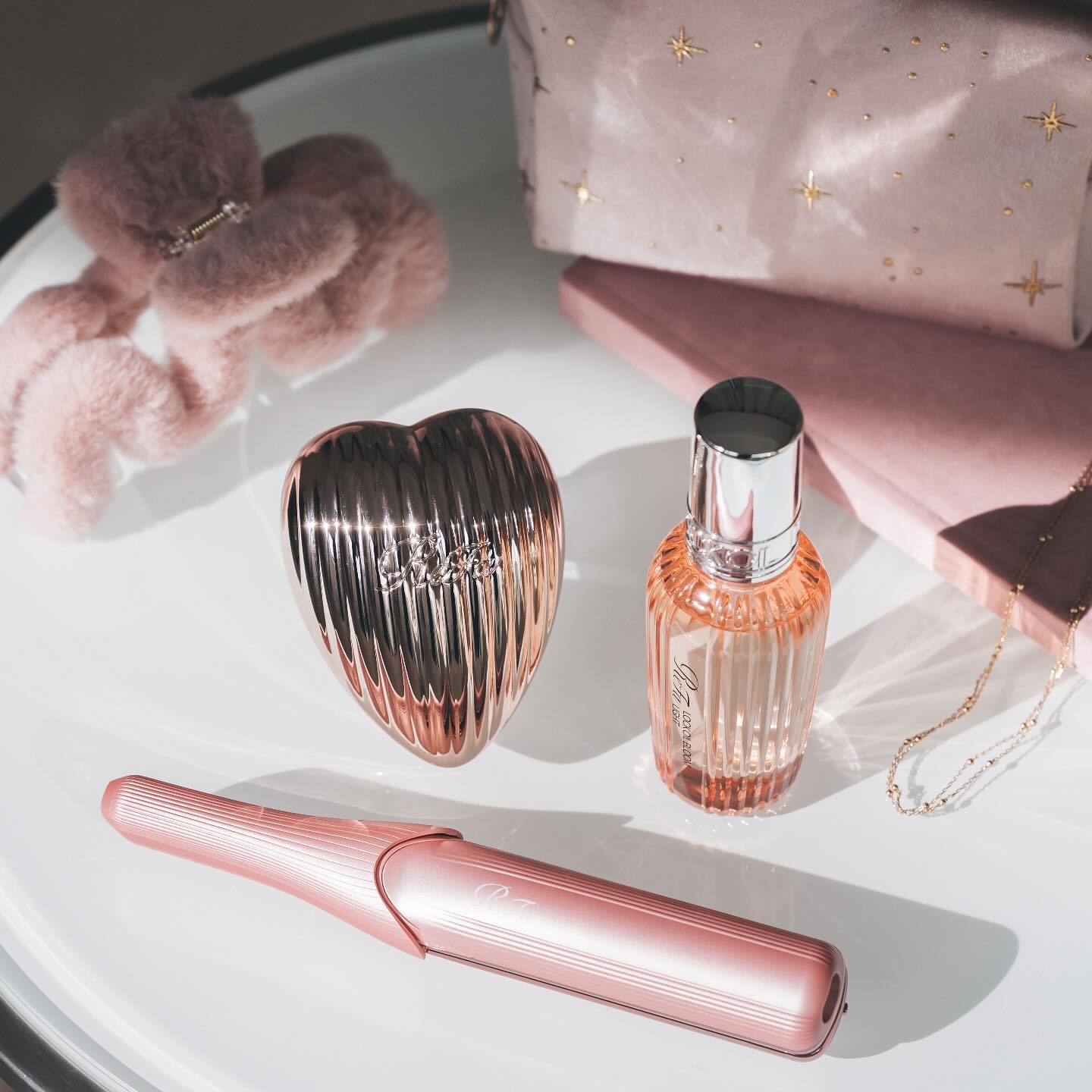 ReFa的心型髮梳和迷你直髮夾