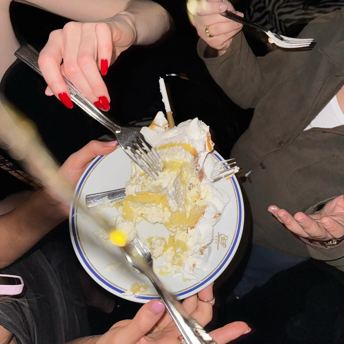 當我們體內攝取過多的糖分時,這些糖分會與體內的蛋白質(特別是膠原蛋白和彈力蛋白)結合