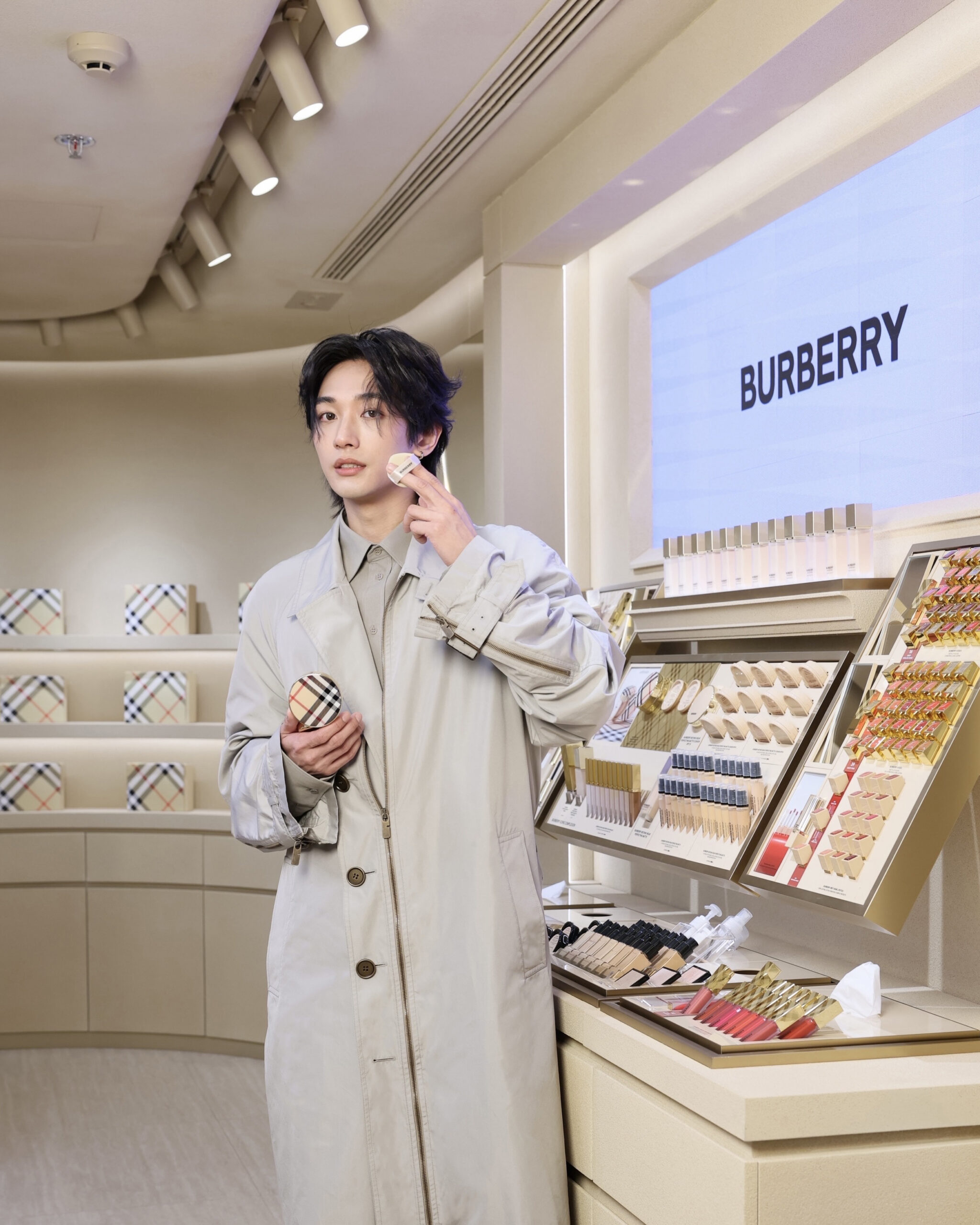 Martin大讚Burberry氣墊粉底的輕盈質地,夏天全日持妝皮膚也不感到負擔。