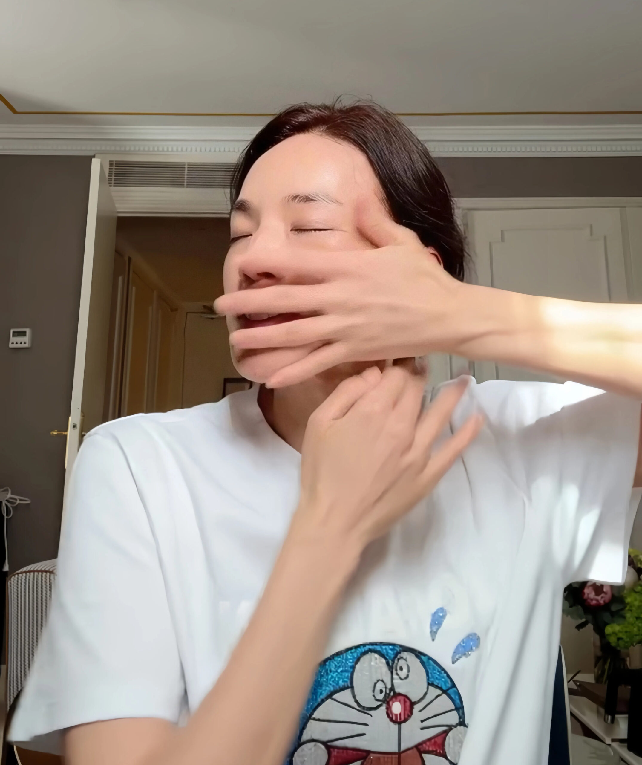 順著臉部輪廓線由下往上提拉式按摩