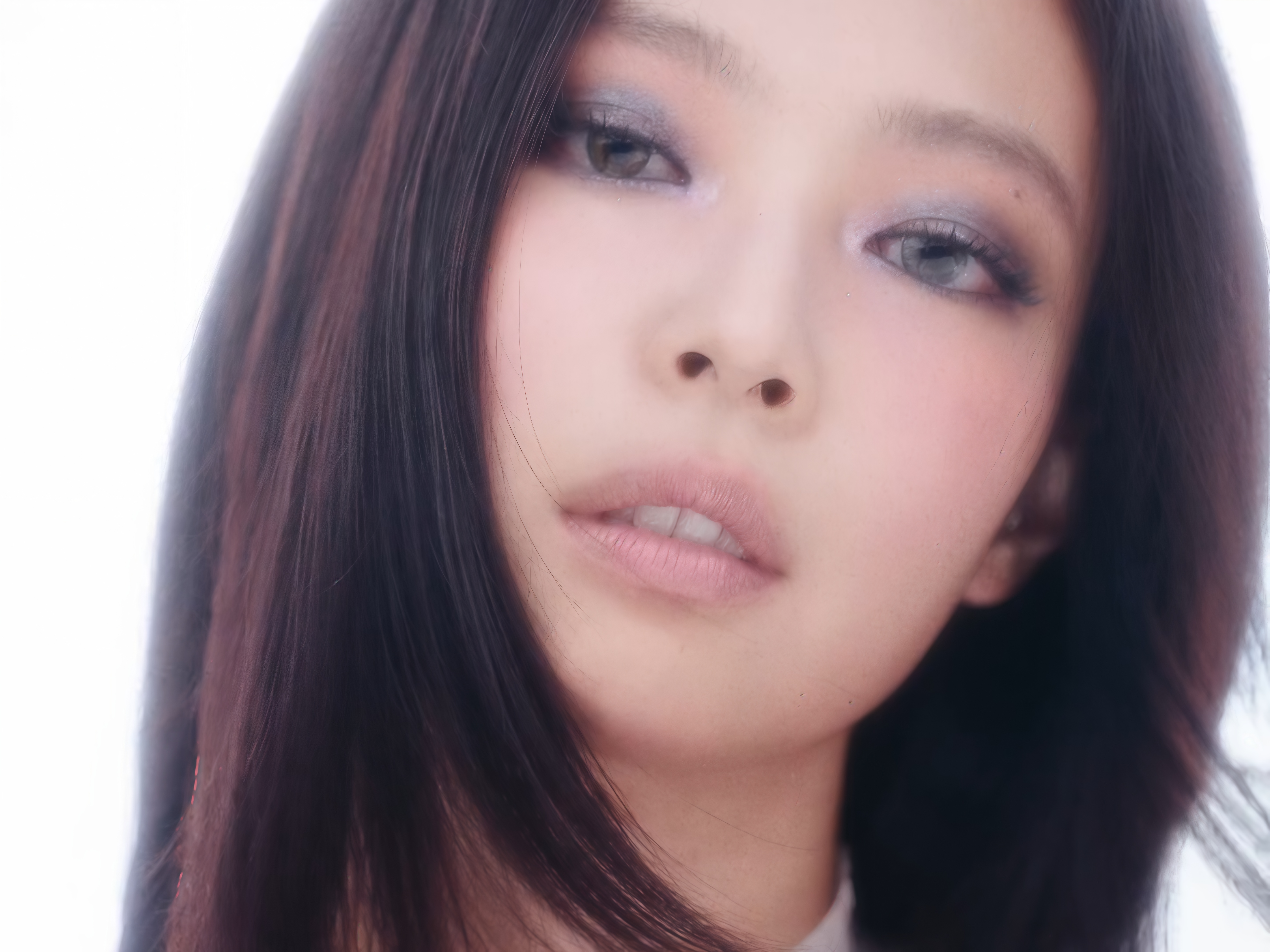 JennieMV以「歐若妝」打造出冷艷又夢幻的造型。