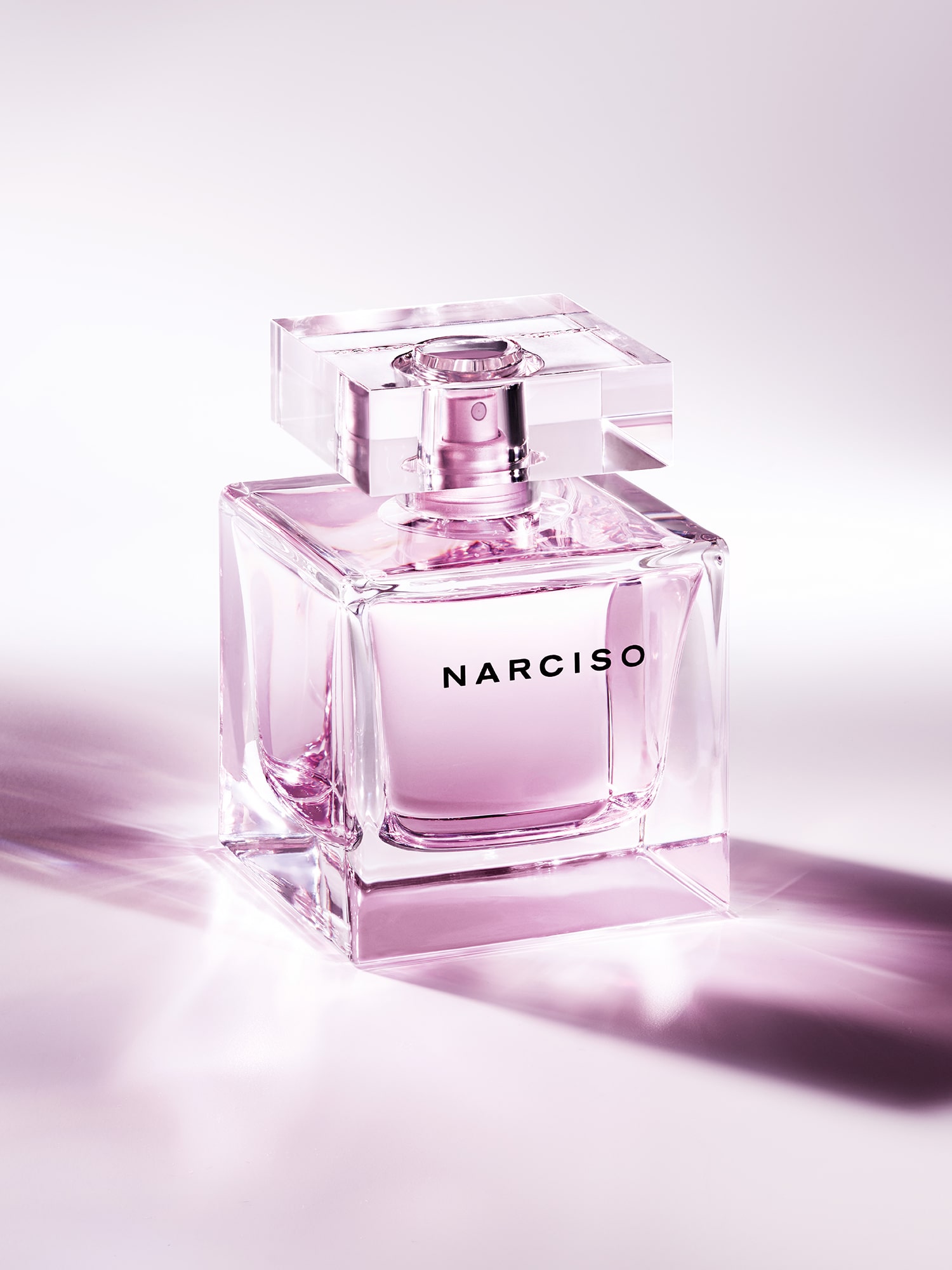 瓶身設計延續標誌性的立方體造型,透現淡雅紫色,流露著剔透純淨的美學語言。