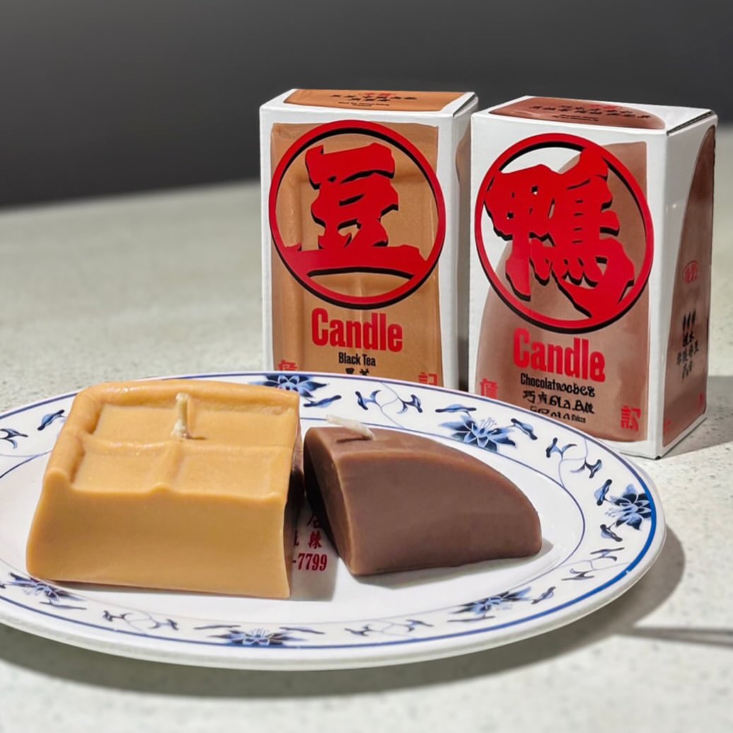鴨血蠟燭是「巧克力辣椒」味,豆腐蠟燭則是「黑茶」味