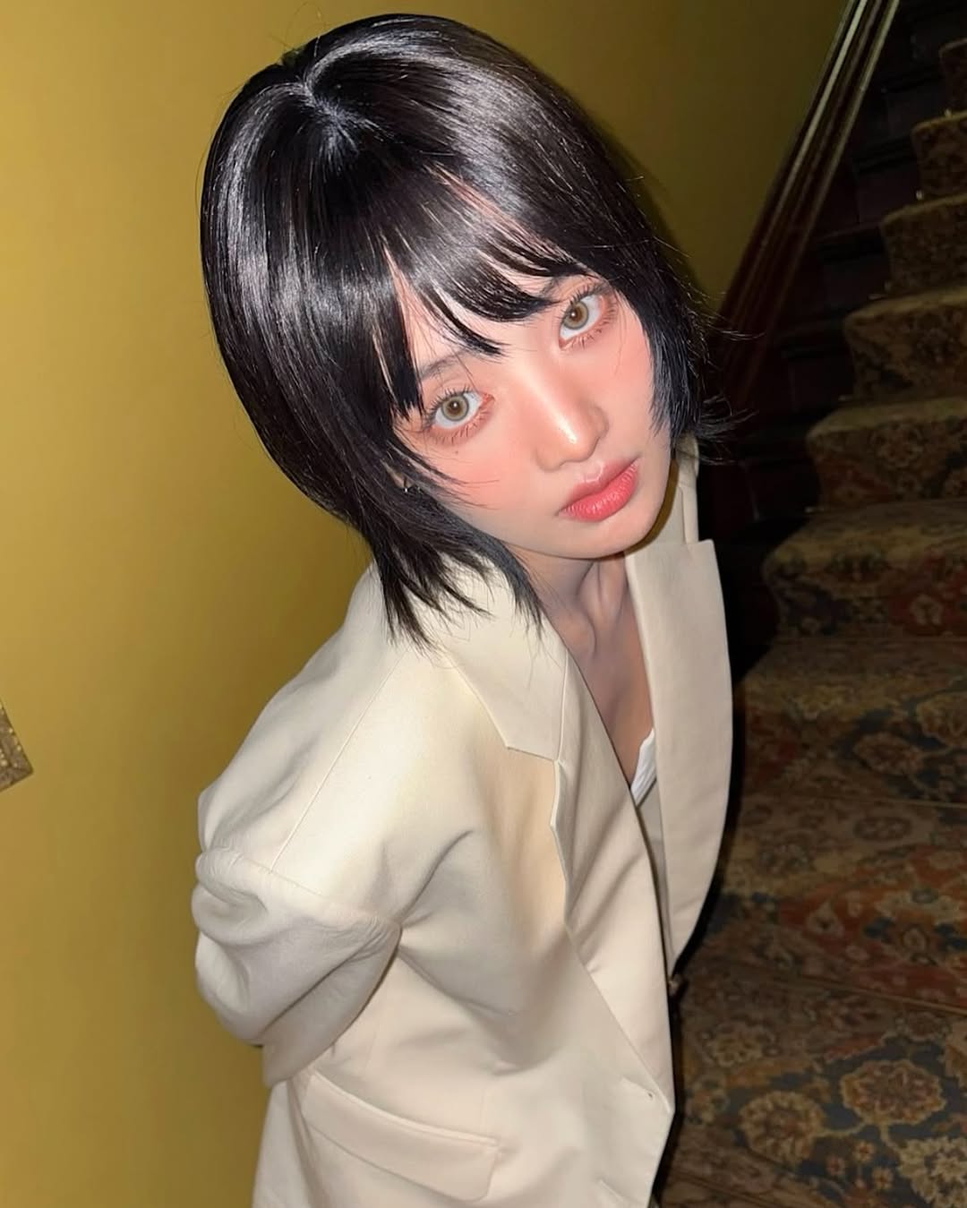 她能根據不同藝人的特色,畫出既有神又精緻的眼妝,尤其擅長利用眼線、睫毛和眼影的搭配,打造出獨特的魅力