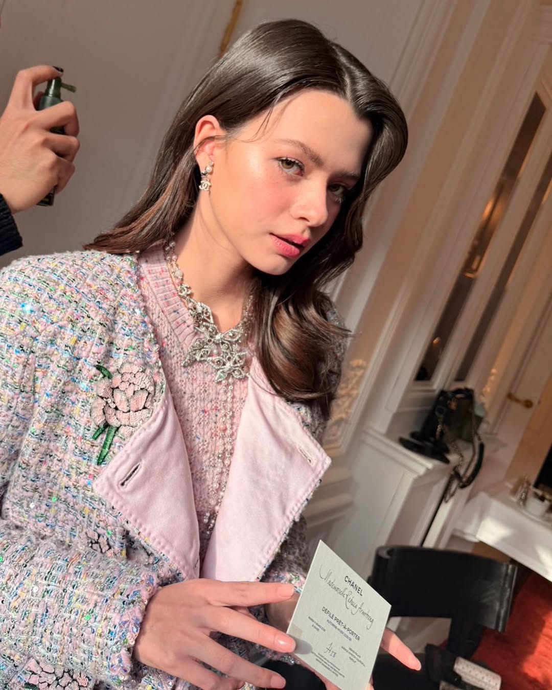 CHANEL邀請年僅22歲的她以品牌大使身分前往巴黎觀賞秋冬高級時裝秀