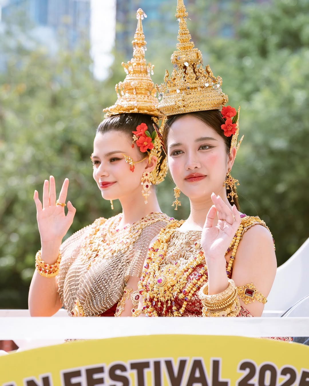 真正讓她爆紅的是在2022年主演的泰國首部女子愛情系列劇 《Gap: The Series 粉紅理論》