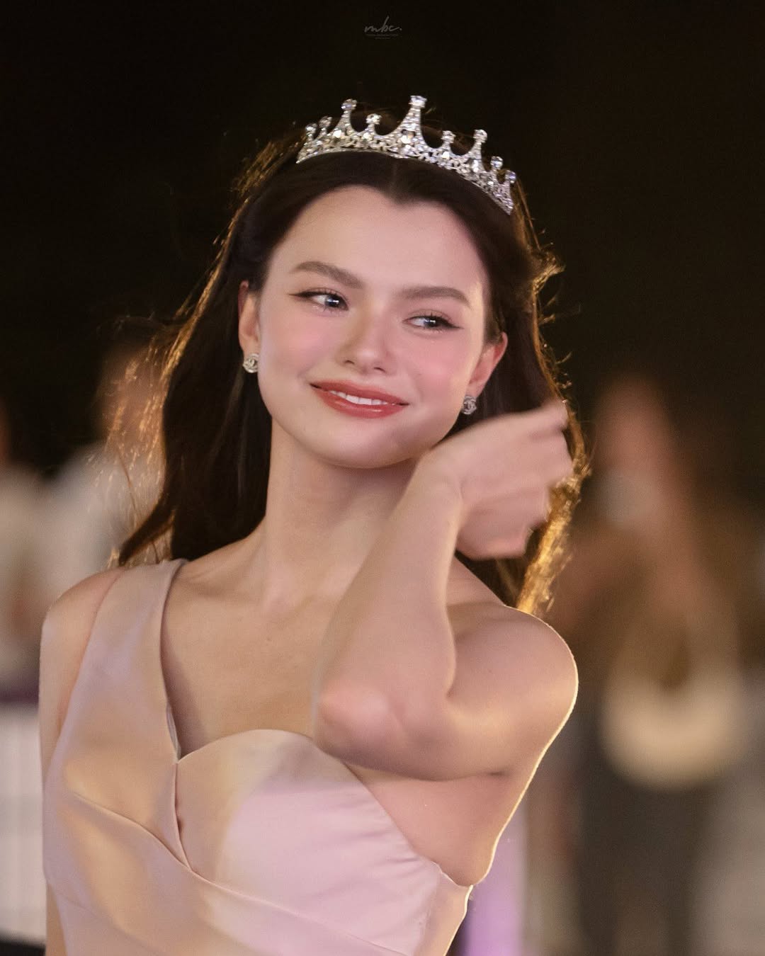 熱愛表演的她,13歲時便參加泰國選秀節目,展現出對舞台的熱情與天賦