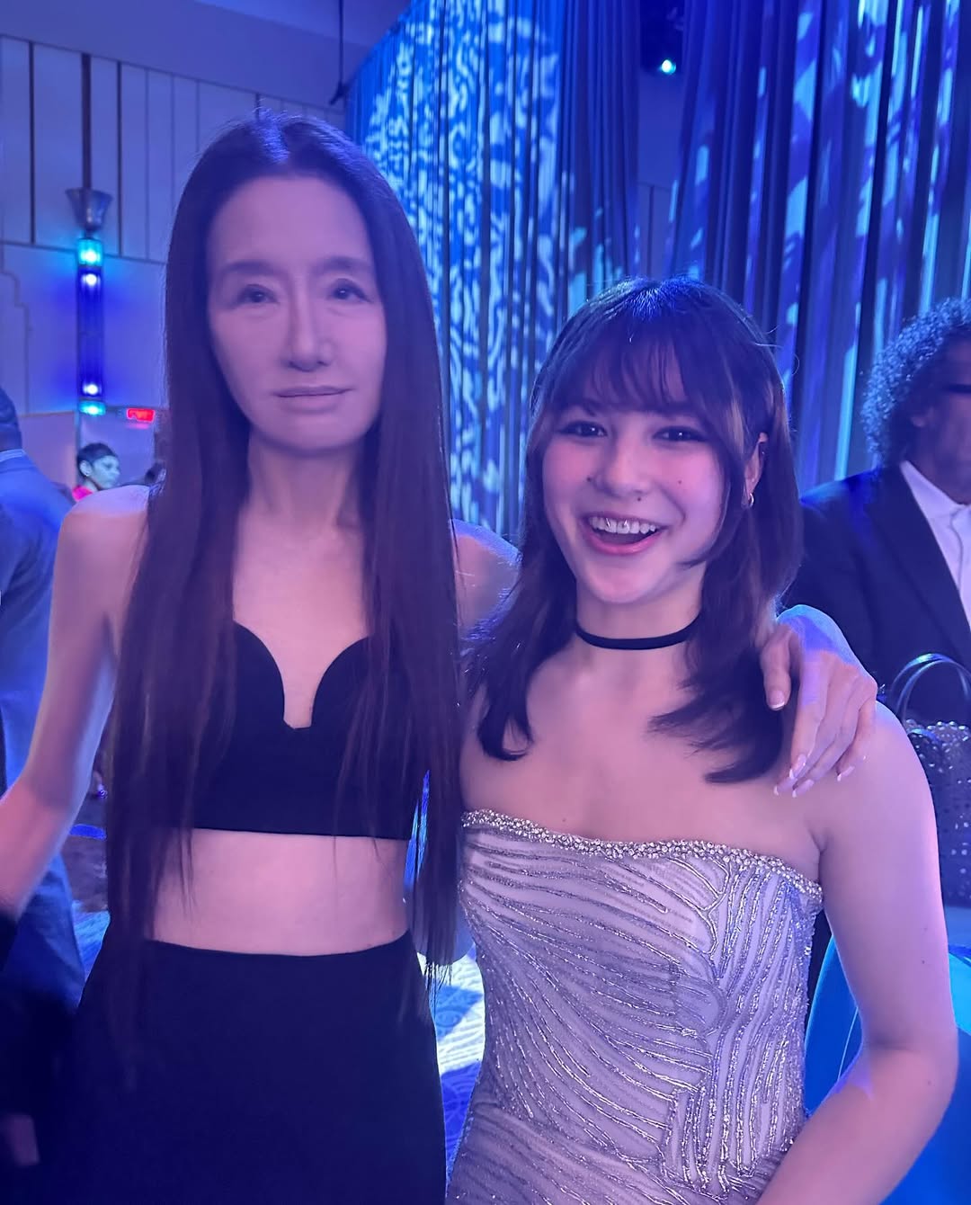 她非常注重肌膚的保濕和防曬，只要做好這兩樣基礎保養，就能很好的延緩肌膚老化