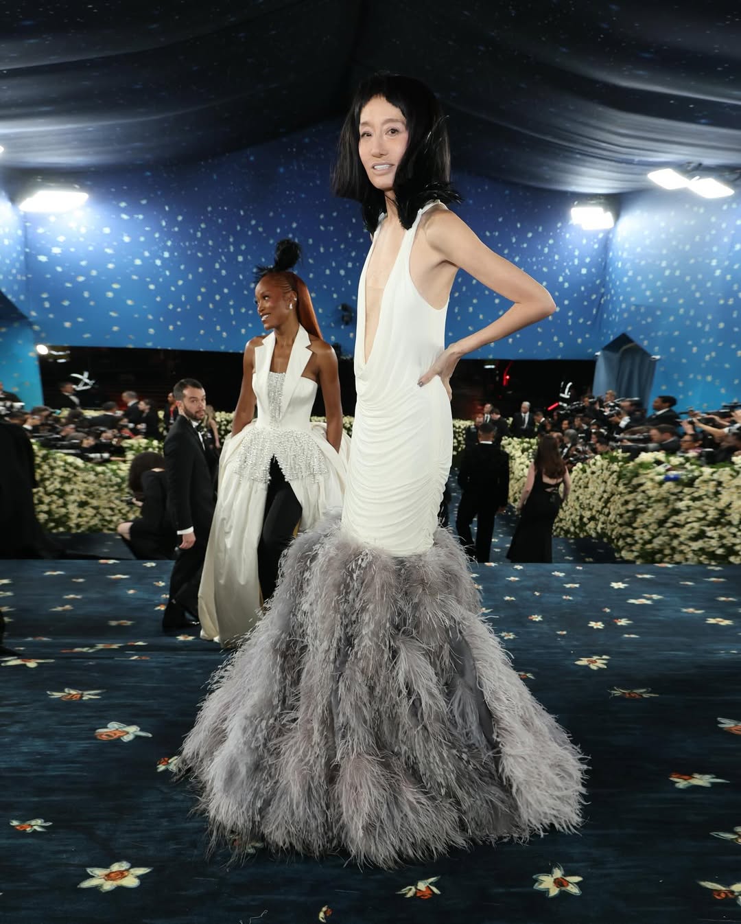 胸前深V到肚臍，纖細身材讓人驚訝