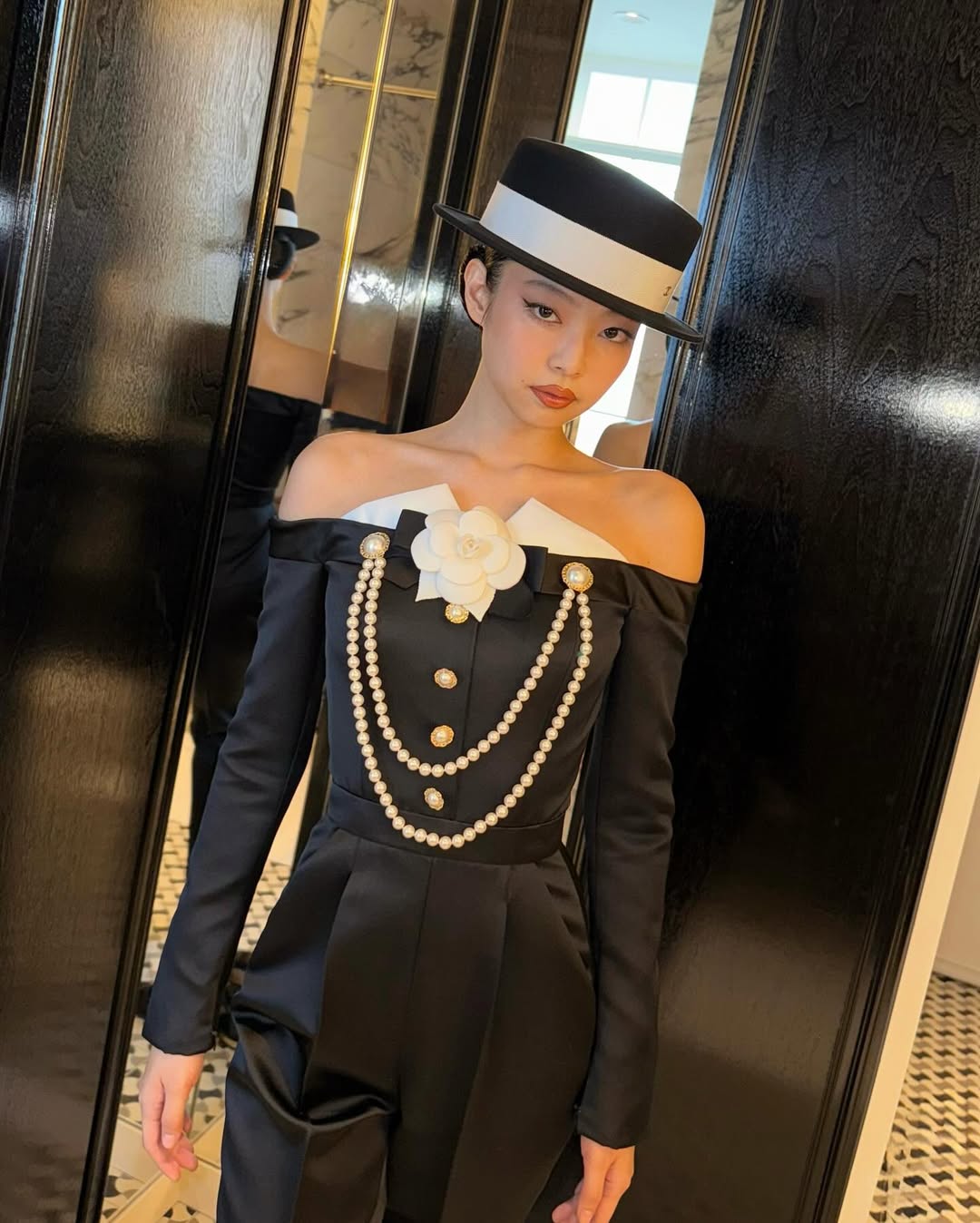 Jennie為這身造型搭配的美甲也很有CHANEL風格