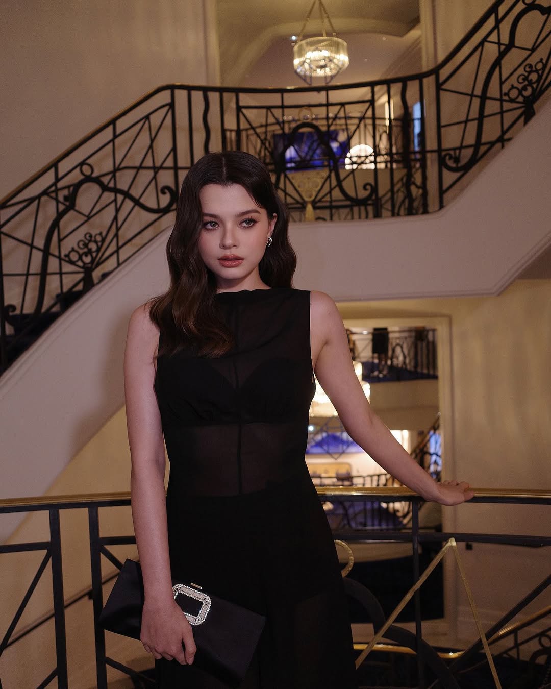 Becky在2025康城影展以多變造型輪番登場