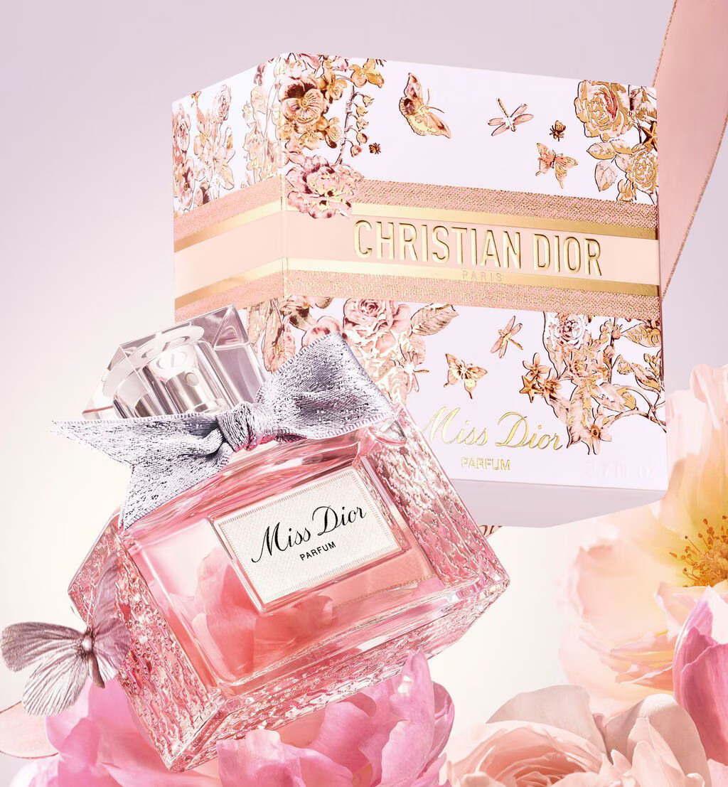 相較於淡香水或其他Miss Dior系列香氛,Miss Dior香精通常擁有更為濃郁和深邃的香氣表現