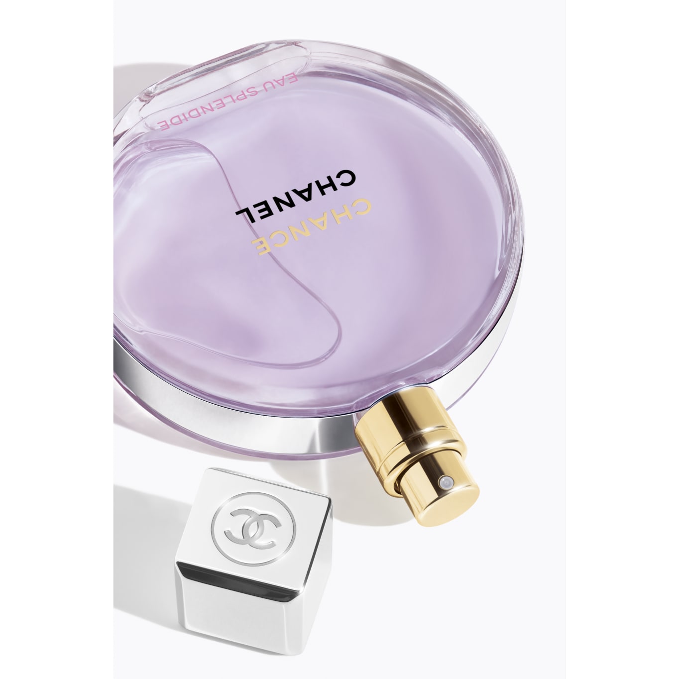 這款香水以覆盆子和紅莓的清新果香開場,並融合了玫瑰和紫羅蘭的細膩花香,帶來優雅而迷人的香氣