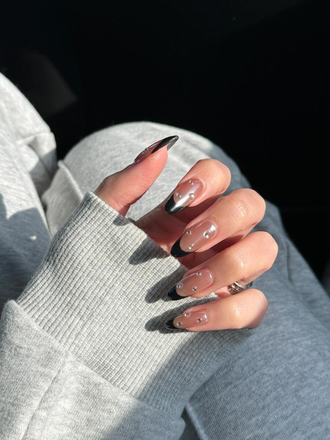 龐克感的小鑽搭配黑色法式，會比一般白色、甜美馬卡龍色等更加有個性