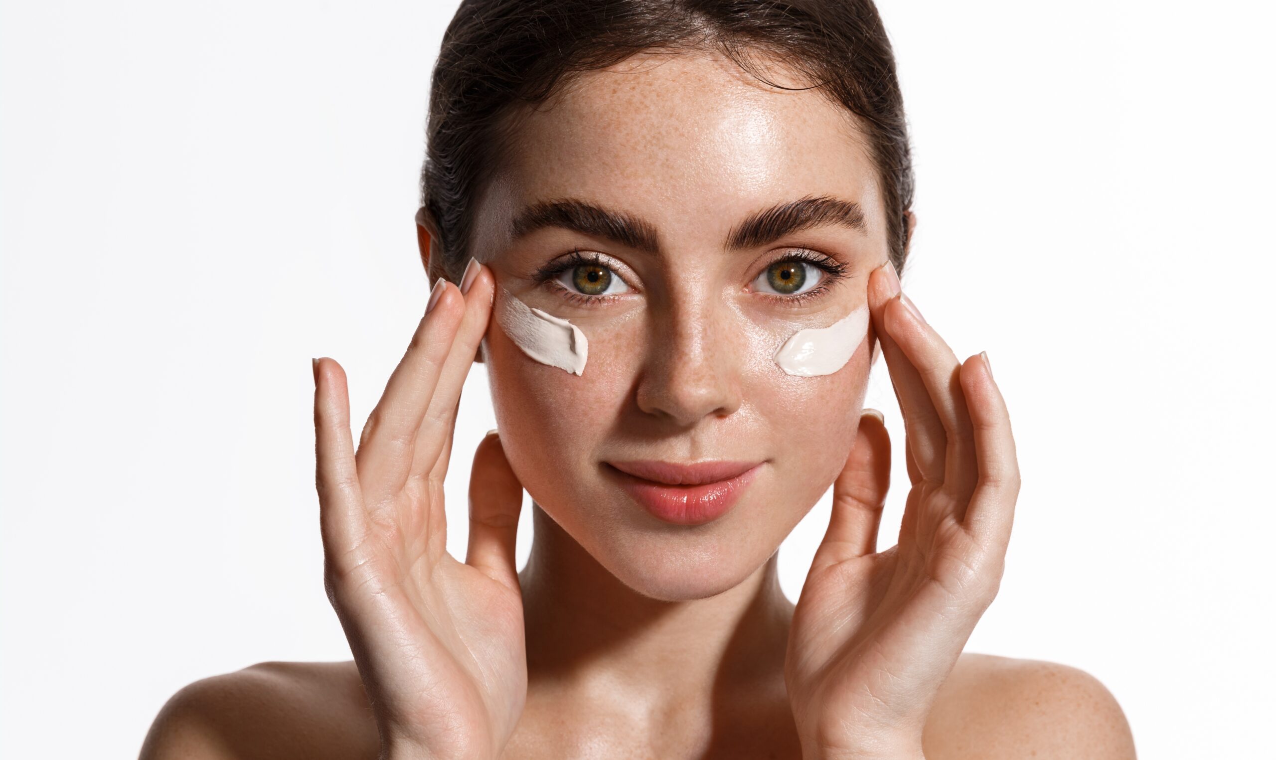 長時間日曬會刺激黑色素細胞產生過量黑色素作為防禦，累積起來就形成色斑。