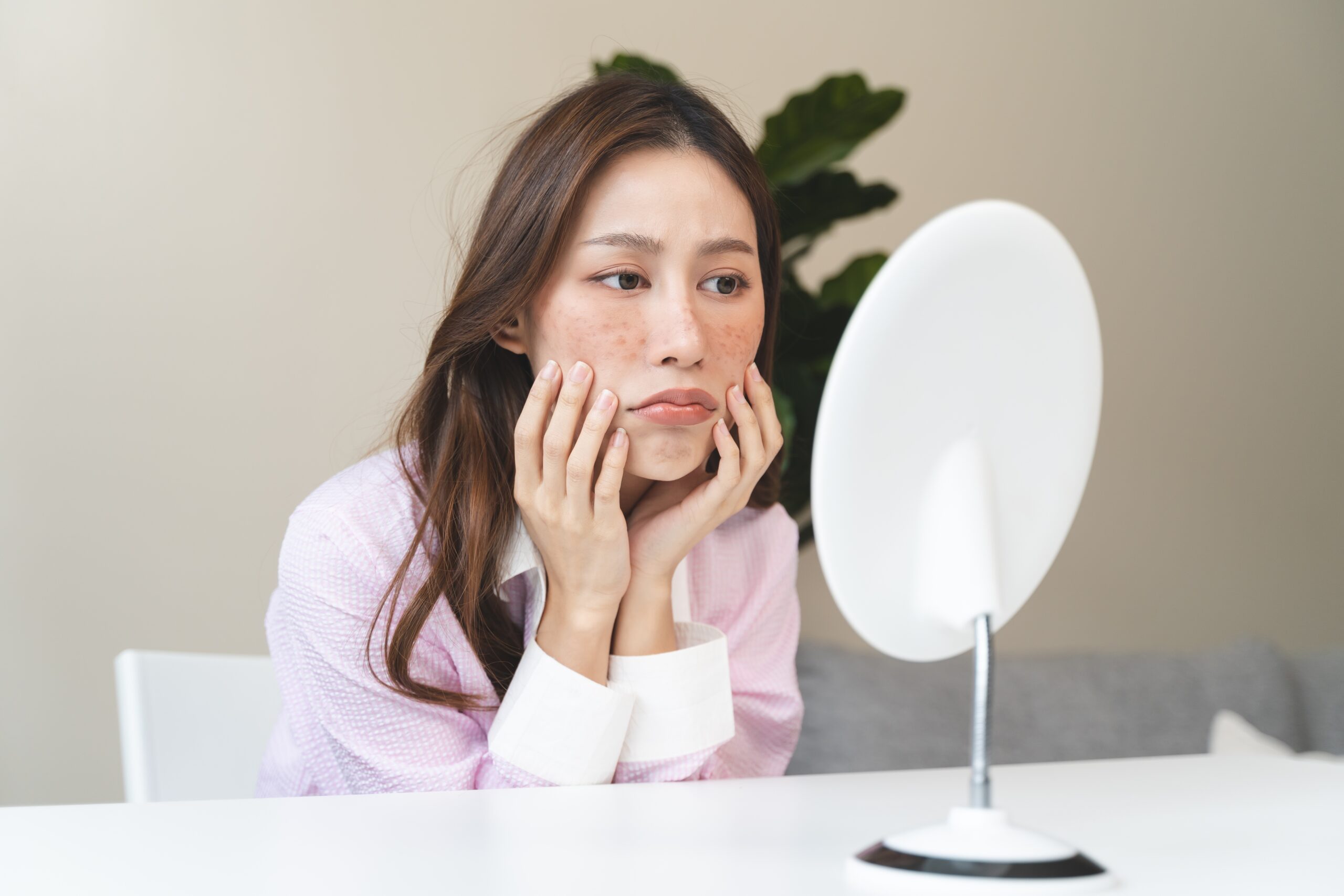 黑色素是一種存在於皮膚中的天然色素，由黑色素細胞所生成。