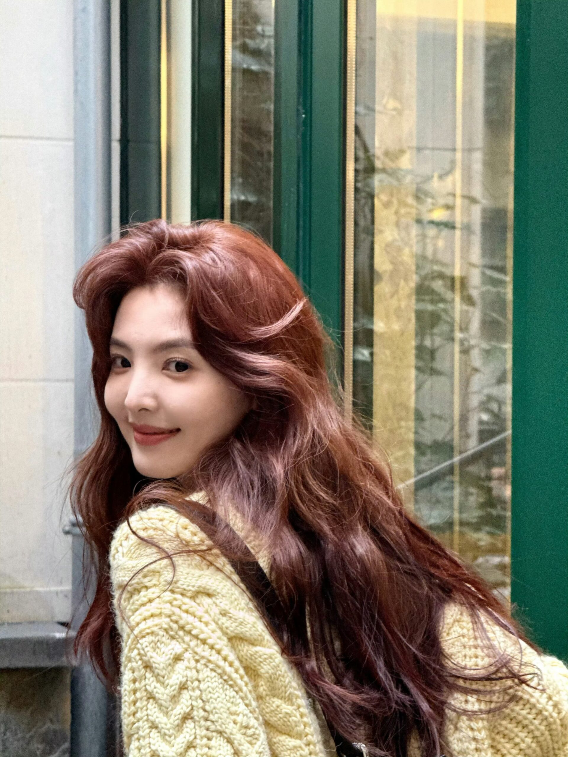 內地女明星章若楠也染了「焦糖粉棕」髮色，清新甜美。