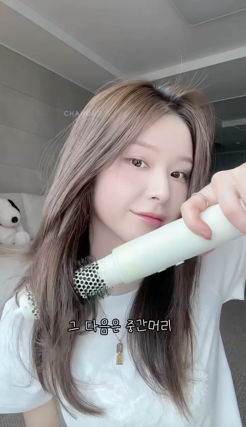 32mm滾筒梳讓你就像平常梳頭髮一樣輕鬆順手,但卻能在吹整的同時,將髮絲帶出柔美的彎度和蓬鬆感