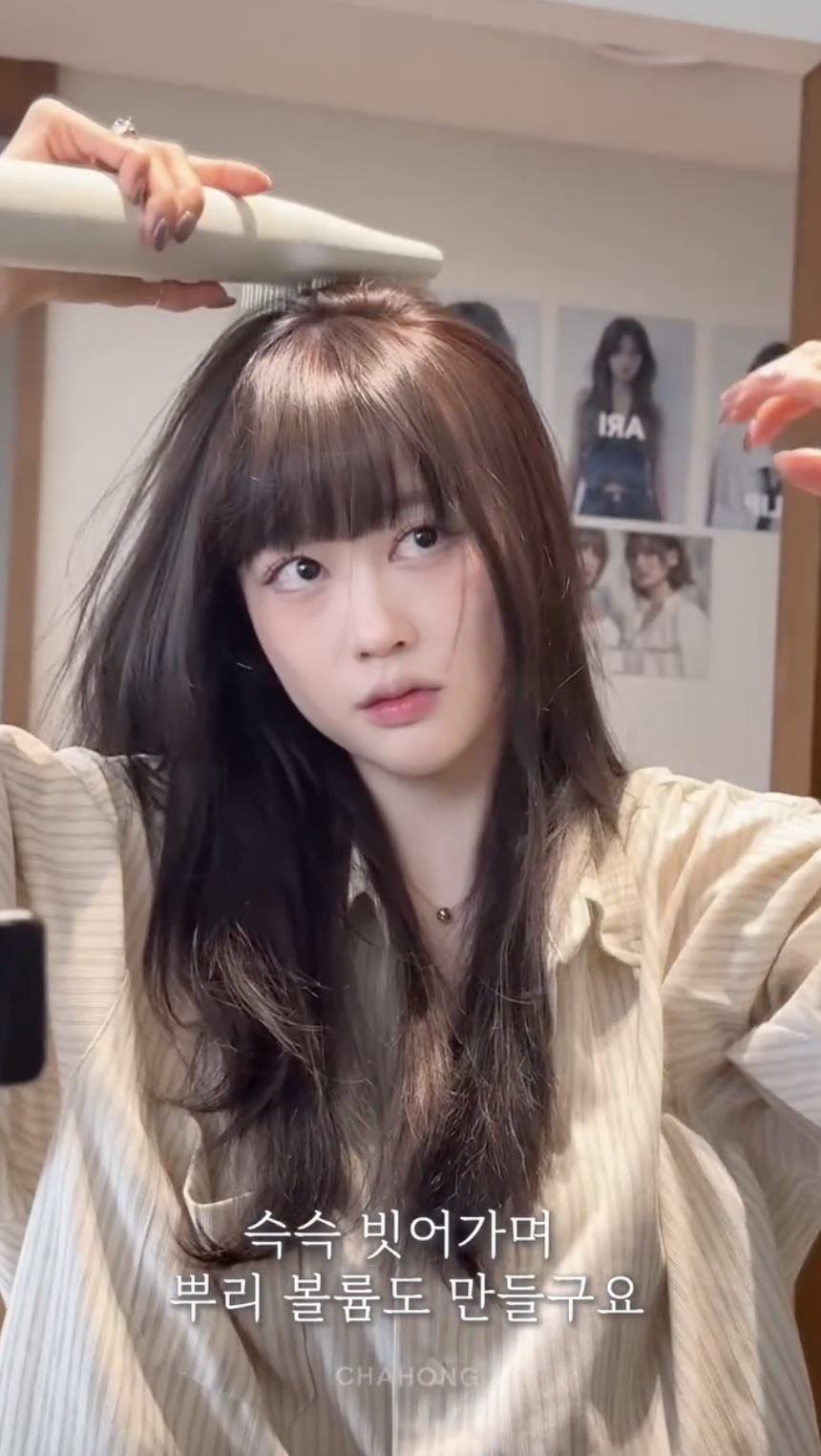 用了這個蓬鬆髮根梳,輕輕由後往前、由下往上梳理髮根,就能創造出自然的蓬鬆感